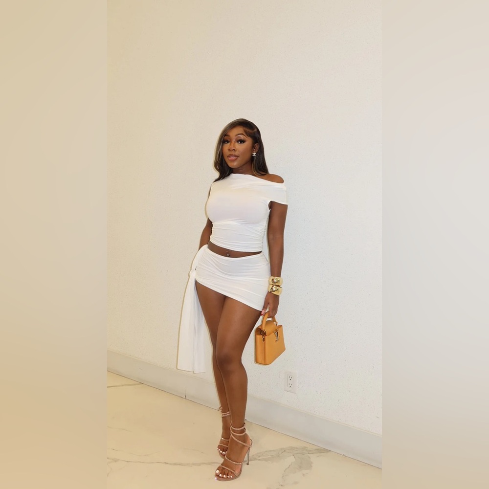 Demuluxe - SUBBY SKIRT SET (WHITE)
Elegant White Off-Shoulder Skirt Set